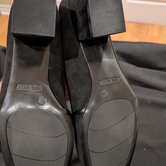 Nine West Black sued shoes with gold chain accent - Picture 5 of 5